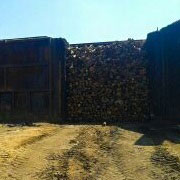 Horno de leña cargado para la producción de carbones vegetales